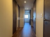 ラティエラ武蔵小山レジデンス 複数のドアが並ぶ落ち着いた印象の廊下空間