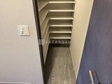 ラティエラ武蔵小山レジデンス 階段下に設けられた収納スペースと廊下の様子