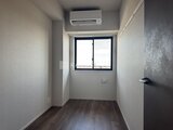 ラティエラ武蔵小山レジデンス 窓からの採光が入る落ち着いた印象の洋室