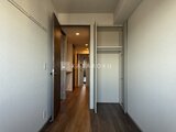 ラティエラ武蔵小山レジデンス ウォークインクローゼットと廊下が見通せる開放的な寝室空間