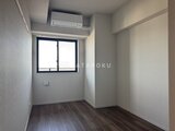 ラティエラ武蔵小山レジデンス 大きな窓から光が入る明るい洋室とクローゼット