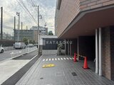 リビオメゾン東陽町ヒュッテ 前面道路に面した落ち着いた雰囲気のエントランスアプローチ