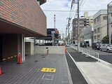 リビオメゾン東陽町ヒュッテ 建物エントランス前から見た開放的なアプローチと周辺街並み