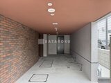 リビオメゾン東陽町ヒュッテ レンガ貼りの壁と落ち着いた照明が特徴のエントランスホール