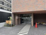 リビオメゾン東陽町ヒュッテ レンガ調の建物外壁とゆとりのあるエントランスアプローチの様子