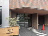 リビオメゾン東陽町ヒュッテ 赤レンガの壁面が特徴的なエントランスから見たアプローチ空間