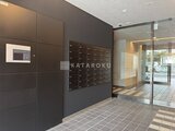 リビオメゾン東陽町ヒュッテ 共用部分のエントランスホール、郵便受けと管理表示が設置された