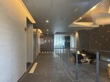 リビオメゾン東陽町ヒュッテ 共用廊下から見たモダンな雰囲気の共有スペース