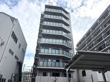リビオメゾン東陽町ヒュッテ 青空を背景にした落ち着いた色合いのモダン建築の外観