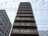 リビオメゾン東陽町ヒュッテ 下からの視点で捉えた縦長の建物外観、青空に映える