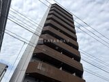 リビオメゾン東陽町ヒュッテ 上層階へ向かう外観のタイル張りと立体的なバルコニーの様子