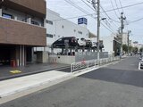 リビオメゾン東陽町ヒュッテ 機械式駐車場を備えた建物の前面道路からの外観