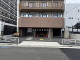 リビオメゾン東陽町ヒュッテ 赤レンガ造りの建物エントランスと駐車スペースの外観