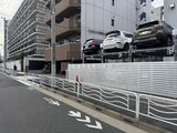 リビオメゾン東陽町ヒュッテ 機械式駐車場を備えた建物外観と前面道路の様子