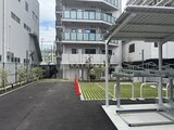 リビオメゾン東陽町ヒュッテ 駐車場と緑地が配置された開放的な共用スペース