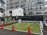 リビオメゾン東陽町ヒュッテ 建物に囲まれた共用庭園スペースの様子