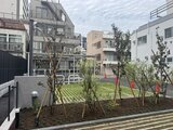 リビオメゾン東陽町ヒュッテ 新緑の樹木が配置された開放的な共用庭園の様子