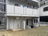 リビオメゾン東陽町ヒュッテ 建物中庭から見たモダンな外壁と木調デッキの共用スペース