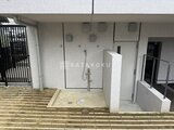 リビオメゾン東陽町ヒュッテ 共用廊下に設置された屋外シャワー施設と物干しスペース