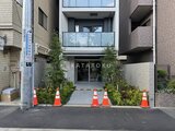 ヴィラクレール巣鴨 街路から見たモダンなファサードと植栽で彩られたエントランス
