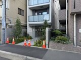 ヴィラクレール巣鴨 建物エントランス周りに植栽を配置したモダンな外観