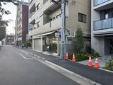 ヴィラクレール巣鴨 静かな街道沿いに建つ、グレイッシュな外壁の中層住宅建物