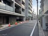 ヴィラクレール巣鴨 前面道路から見たモダンな建物外観と整備された街路の様子