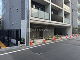 ヴィラクレール巣鴨 建物1階エントランスと前面道路から見たモダンな建物外観
