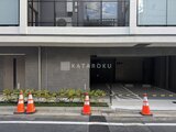 ヴィラクレール巣鴨 モダンなファサードの駐車場入口と新築建物の外観