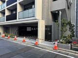 ヴィラクレール巣鴨 開放的なエントランスと機械式駐車場を備えた建物外観