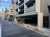 ヴィラクレール巣鴨 前面道路から見た建物のエントランスと駐車場入口の様子