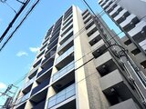 ヴィラクレール巣鴨 青空を背景に建つ、モダンなデザインの中層マンション外観