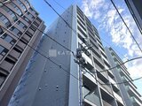 ヴィラクレール巣鴨 青空の下、モダンな外観の建物が街並みから見える様子