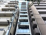ヴィラクレール巣鴨 下から見上げた建物の外観と整然と並ぶバルコニー