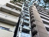 ヴィラクレール巣鴨 清潔感のある外壁と開放的なバルコニーを備えた建物の街路側外観
