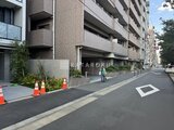 ヴィラクレール巣鴨 前面道路から見たエントランス周りの建物外観と緑化スペース