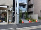 ヴィラクレール巣鴨 建物入口から見た控えめな外観と周辺景観