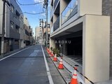 ヴィラクレール巣鴨 前面道路から見た建物エントランスと周辺街並み