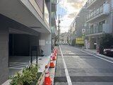 ヴィラクレール巣鴨 建物前面の街路と開放的なエントランスアプローチの様子