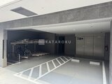 ヴィラクレール巣鴨 自転車ラックと駐車スペースを備えた明るい機械式駐車場