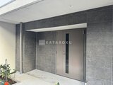 ヴィラクレール巣鴨 深色タイルが落ち着いた印象のエントランスホール