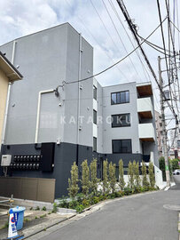SPコート目白 前面道路から見たモダンな外観と植栽が調和した建物