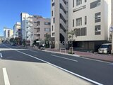 パークアクシス大森山王 前面道路から見た建物の外観と駐車場
