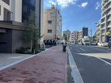 パークアクシス大森山王 前面道路から見た建物エントランスと周辺の街並み