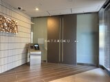 パークアクシス大森山王 エレベーターホール入口から見たモダンな共用部空間