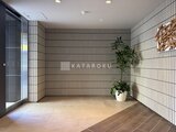 パークアクシス大森山王 格子デザインの壁面と観葉植物が配置されたエントランスホール
