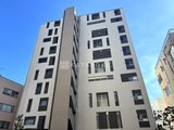 パークアクシス大森山王 晴れた青空の下、白を基調とした落ち着いたモダン設計の建物外観