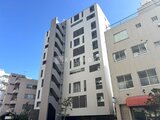 パークアクシス大森山王 青空の下、白を基調とした現代的な外観の建物全景