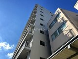 パークアクシス大森山王 青空を背景に見上げた建物の外観