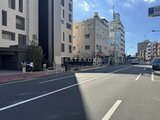 パークアクシス大森山王 前面道路から見た建物と周辺街並みの様子